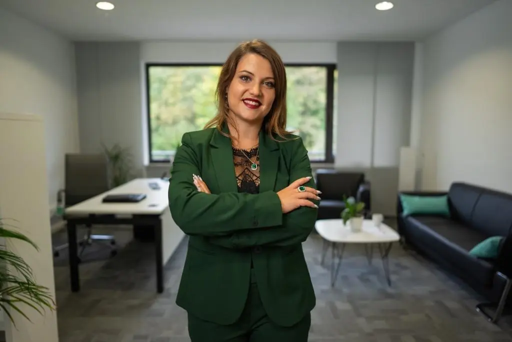 Angelina Römisch in ihrem Büro bei Queensservices
